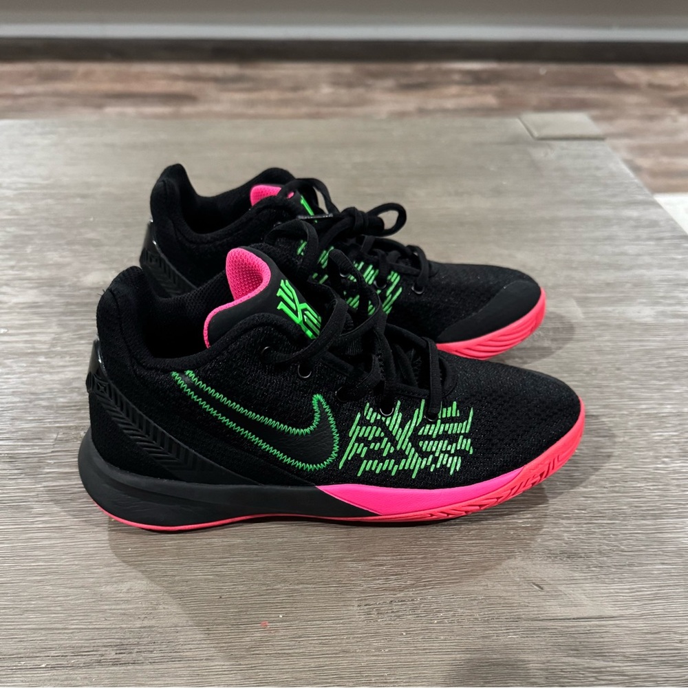 VNDS 4Y Kyrie flytrap